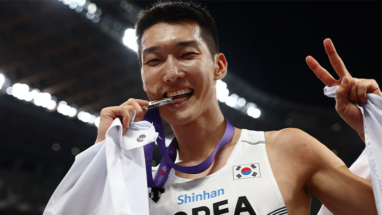 '스마일 점퍼' <b>우상혁</b>, 세계선수권 <b>은메달</b>…1위에 2 모자라