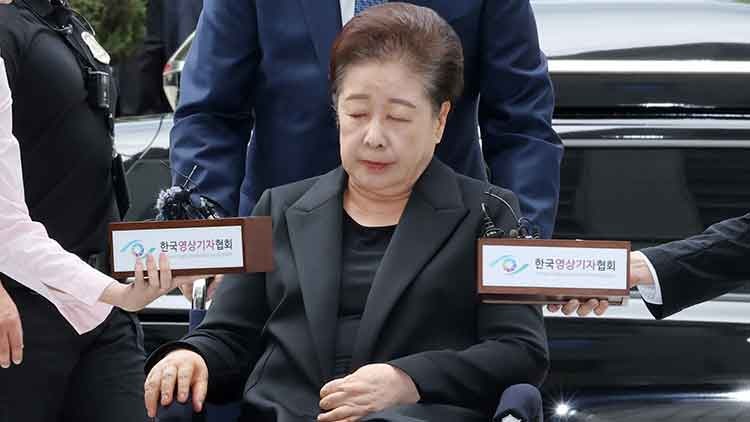 <b>통일교 한학자</b> 총재 휠체어 타고 <b>구속심사</b> 출석…'묵묵부답'