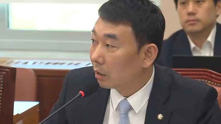 與 김용민, <b>조희대 청문회</b> '급발진' 비판에 "한가한 소리"…대법원 현장...