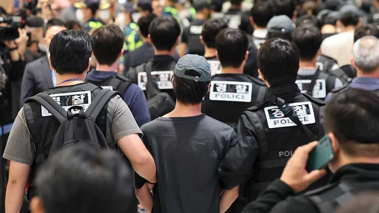 '<b>캄보디아</b> 구금' <b>한국인</b> 64명 <b>송환</b>…기내 체포 후 경찰 압송