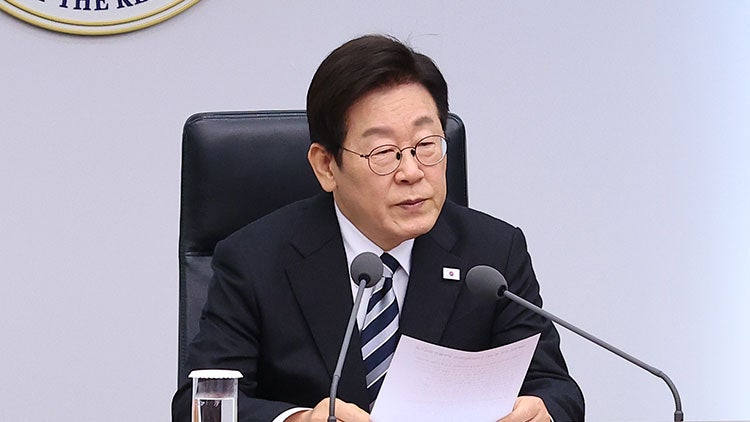 李대통령 "일부 <b>사정기관</b>, 국가질서 어지럽혀…엄정히 <b>단죄</b>해야"