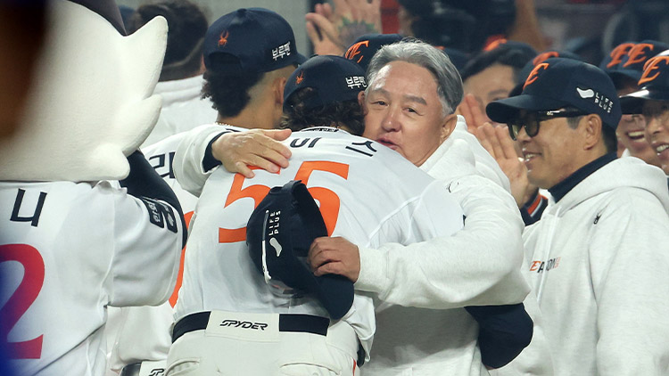 <b>한화</b>, 19년 만에 <b>한국시리즈 진출</b>…플레이오프 MVP는 문동주