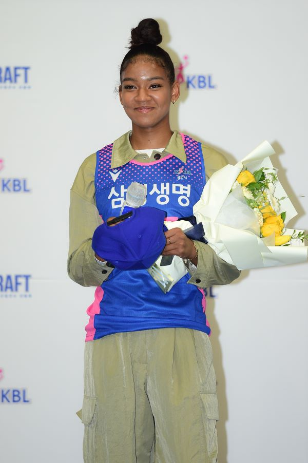 여자농구 삼성생명 <b>키아나 스미스</b>, 무릎부상으로 <b>은퇴</b>