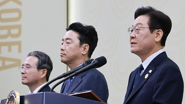 李대통령 "<b>한중 관계</b>, 실질적 <b>관계 정상화</b>라 보기 어려워…협력의 길 찾...