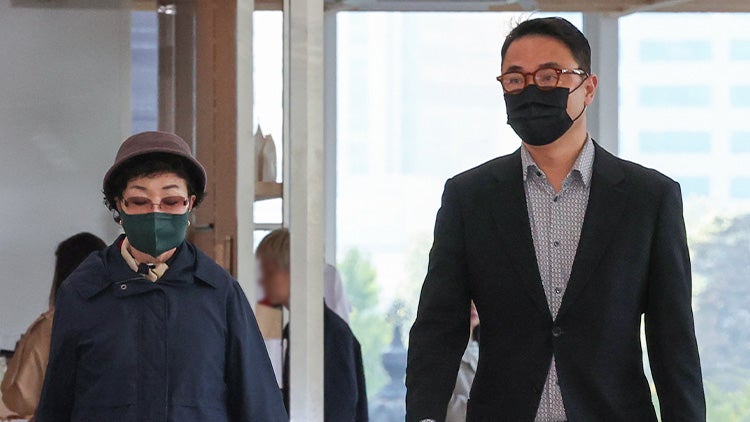 <b>김건희 모친</b>·오빠 <b>특검</b> 출석…국고손실 피의자 신분