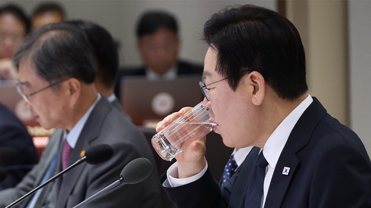 李, 감기몸살로 <b>소방공무원</b> 격려 <b>오찬</b> 불참…"비서실장 대참"