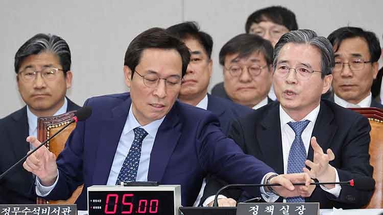 "딸 전세" 언급에 <b>김용범</b> "엮지말라"며 '급발진'…김병기 "<b>정책</b>실장이 화...