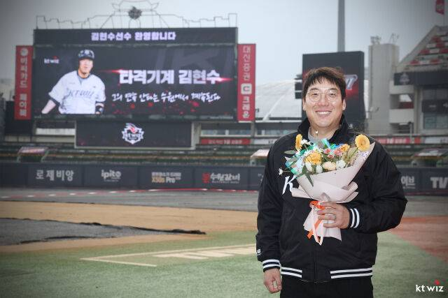 <b>프로야구</b> KT, 김현수와 3년 50억원에 FA 계약…"오래 걸려 죄송하다"