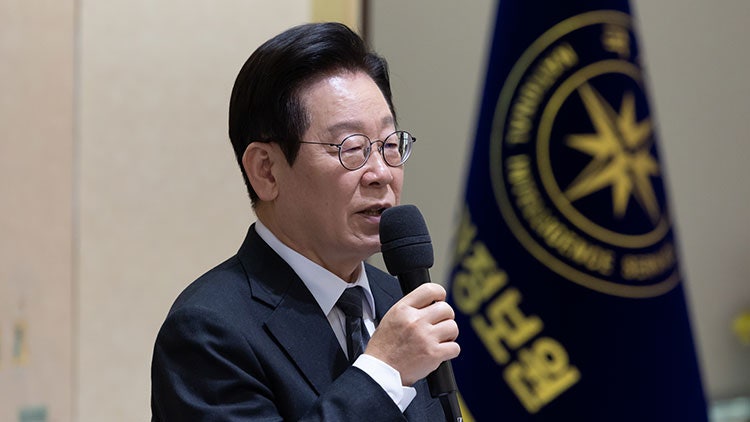 <b>국정원</b> 찾은 李 "쌀에 뉘 끼듯 <b>악용</b>되기도…도매급 비난받는 일 없어야...
