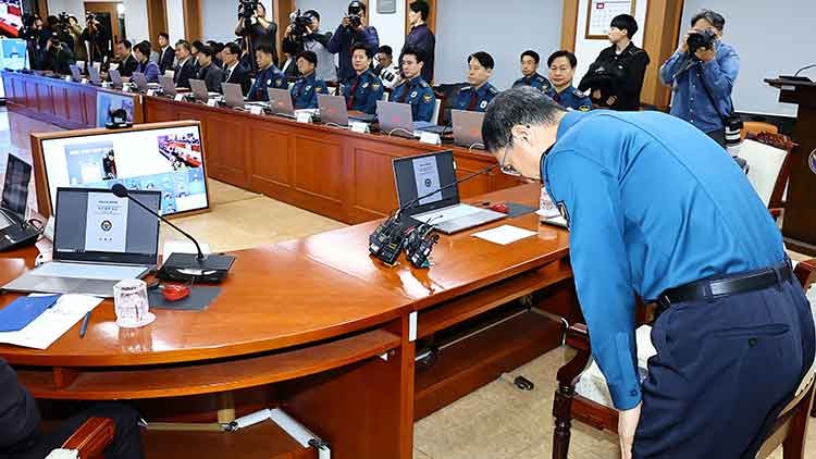<b>경찰청장</b> 대행 "위헌 계엄 경찰 동원돼"…<b>대국민 사과</b>