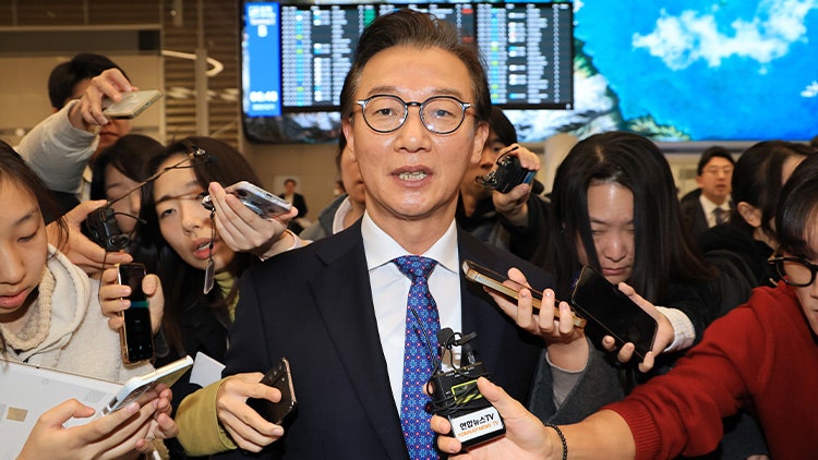 <b>통일교 의혹</b> 전재수, 해수장관 사의…"불법 금품수수 없어"