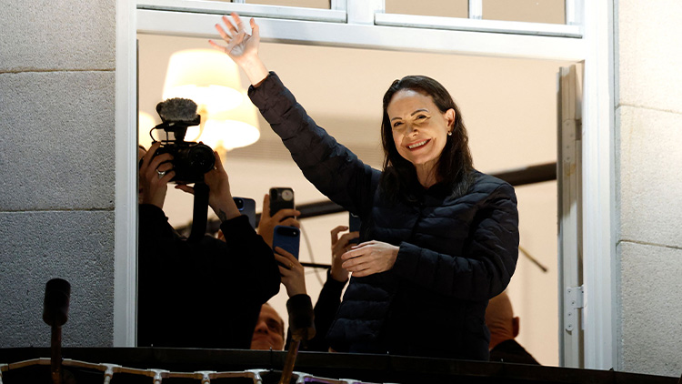 11일(현지시간) 새벽 노르웨이 오슬로 그랜드 호텔에서 대중들에게 인사하는 노벨평화상 수상자 마리아 코리나 마차도 /AFP=연합뉴스