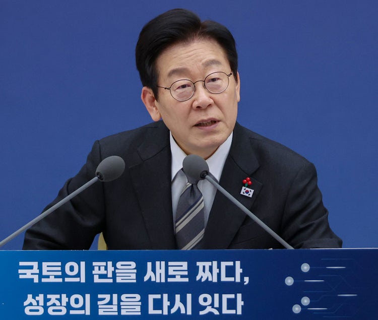 李 대통령 "<b>공공임대</b>를 <b>역세권</b>에…택지 개발 LH가 직접"
