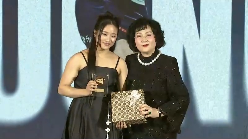한복 드레스 입고 상패 '번쩍'…<b>안세영</b>, '<b>올해의 선수상</b>' 첫 3연패
