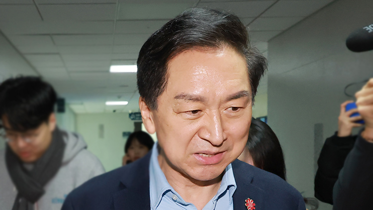 김건희특검이 '로저비비에 클러치백 수수 의혹'과 관련해 국민의힘 김기현 의원실과 자택 등에 대해 압수수색에 착수한 17일 국회의원회관 내 사무실에 김 의원이 도착하고 있다./연합뉴스