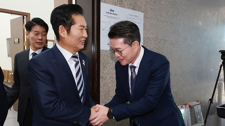 <b>정원오</b> 성동구청장, 국회서 정청래 만나 "먼 길 갈 <b>채비</b>"