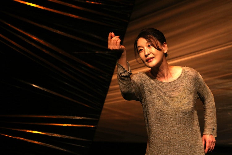 지난 2015년 6월 윤석화가 서울 마포구 산울림 소극장에서 열린 임영웅 연출인생 60주년 헌정 1인극 '먼 그대' 프레스 리허설에서 열연하는 모습./연합뉴스