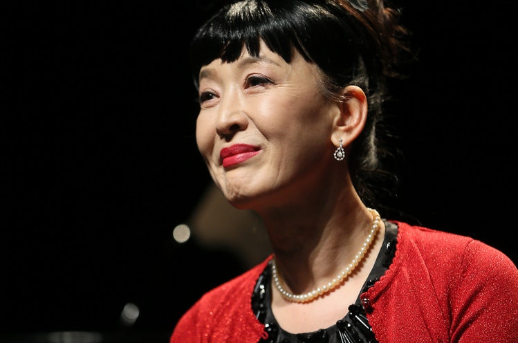 지난 2016년 1월 윤석화가 서울 종로구 동숭동 설치극장 정미소에서 열린 윤석화 연극 40주년 기념 공연 '마스터 클래스' 제작발표회에서 취재진 질문에 답하는 모습./연합뉴스