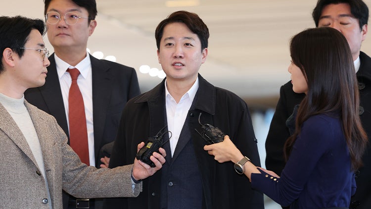 '<b>공천개입</b> 의혹' <b>이준석</b> 특검 출석…"尹과 공범으로 묶는 건 무리"