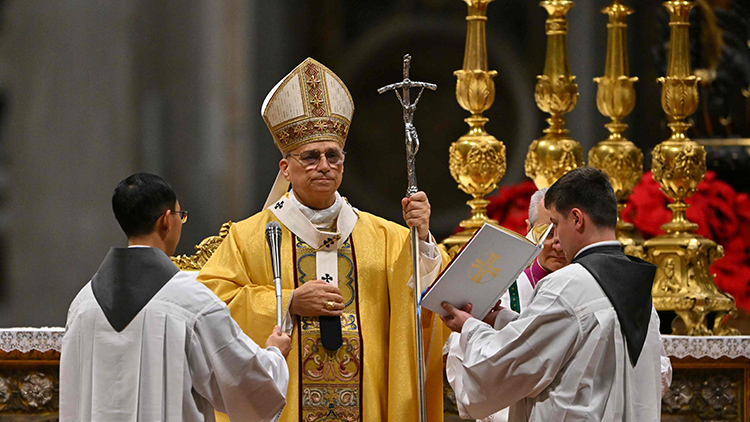 교황 레오 14세(가운데)가 24일(현지시간) 바티칸 성 베드로 대성당에서 성탄 전야 미사를 집전하고 있다./AFP=연합뉴스