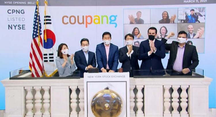 쿠팡 경영진이 2021년 3월11일 상장기념 '오프닝 벨'을 울리고 있다.사진 왼쪽부터 김현명 쿠팡 IR 팀장,<a href=