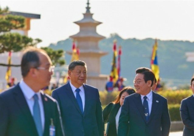 지난해 11월 경주 APEC정상회의 계기 시진핑 중국 국가주석과 이재명 대통령이 만나 담소를 나누고 있다/ 대통령실