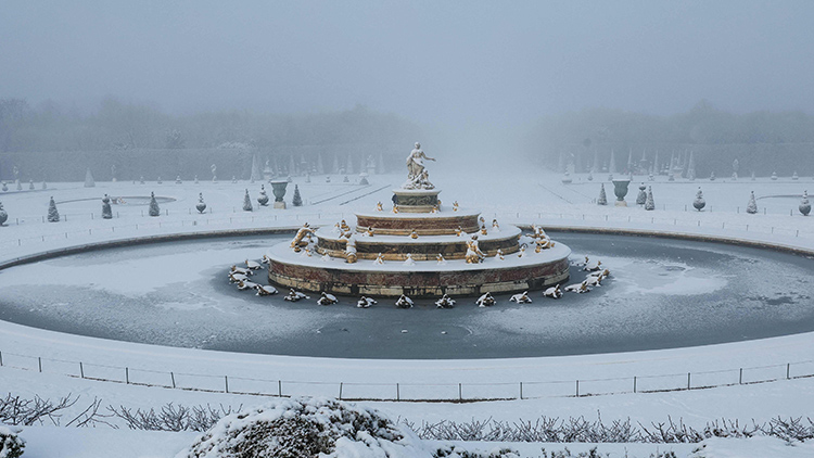 현지시간 6일 프랑스 파리 베르사유 정원의 라토나 수영장과 파르테레에 눈이 덮여 있는 모습 /AFP=연합뉴스