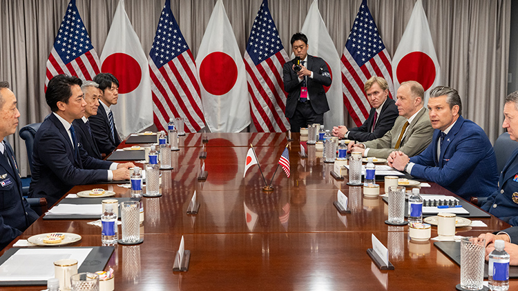현지시간 15일,피트 헤그세스 미 국방부 장관(오른쪽)과 고이즈미 신지로 일본 방위상(왼쪽)이 회담을 하는 모습 /EPA=연합뉴스