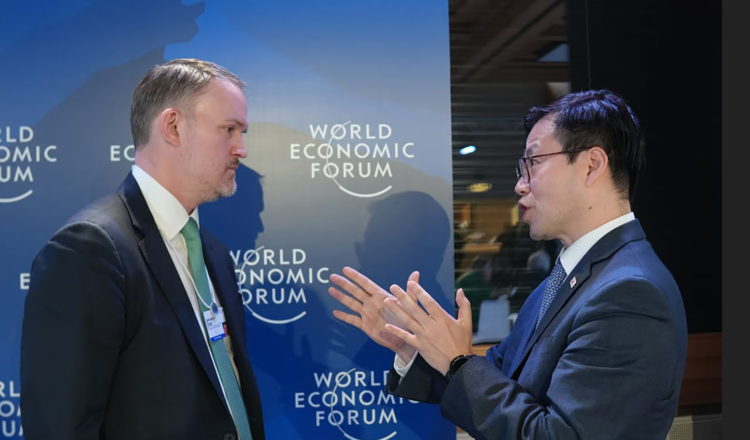 여한구 산업통상부 통상교섭본부장이 22일(현지 시각) 스위스 다보스 포럼에서 제이미슨 그리어 미국 무역대표부(USTR) 대표와 면담을 하고 있다.(출처:산업부)