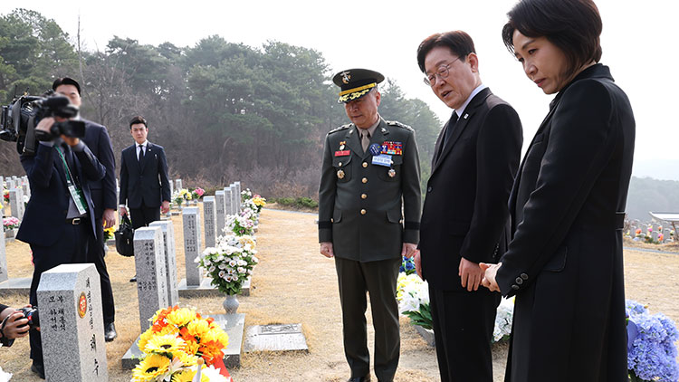 이재명 대통령과 김혜경 여사가 27일 국립대전현충원에서 서해수호의 날 기념식 전 채수근 상병의 묘역을 살펴보고 있다. 왼쪽은 주일석 해병대사령관. /청와대통신사진기자단