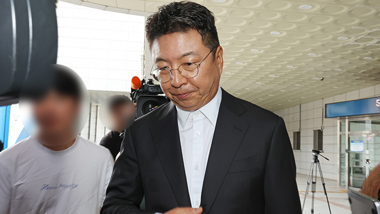 스타벅스 코리아가 5·18폄훼 이벤트로 물의를 빚고 있는 가운데 김수완 이마트그룹 총괄부사장이 19일 광주 서구 쌍촌동 5·18기념문화센터를 찾아 5·18 단체와 면담을 시도했지만 무산된 뒤 이동하고 있다./연합뉴