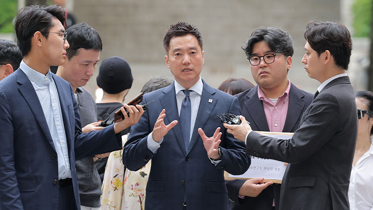 고(故) 김새론의 사망 원인이 배우 김수현의 채무 압박 때문이라는 등 허위 사실을 유포한 혐의를 받는 김세의 가로세로연구소 대표가 지난 26일 서초구 서울중앙지방법원에서 열린 구속 전 피의자 심문(영장실질심사)에 출