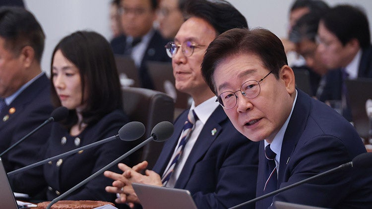 李<b>대통령</b> "일부 <b>방송</b>, 객관성 없고 허위 조작…제재했단 얘기 못들어"