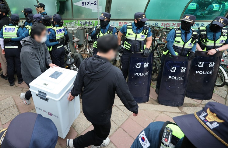35시간 만에 잠실 투표함 반출…<b>경찰</b>, 시위대 해산 뒤 이송