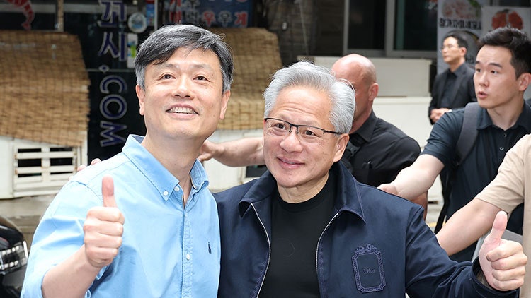 <b>젠슨 황</b>, 엔씨·크래프톤 수장 <b>연쇄회동</b>…PC방서 팬들과 소통도