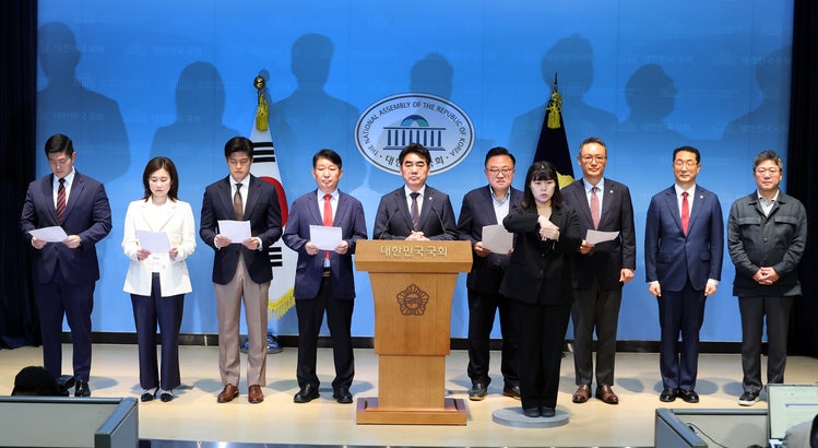 국힘 소장파, <b>장동혁 사퇴 요구</b>…"부정선거 음모론으로 민주주의 훼손"