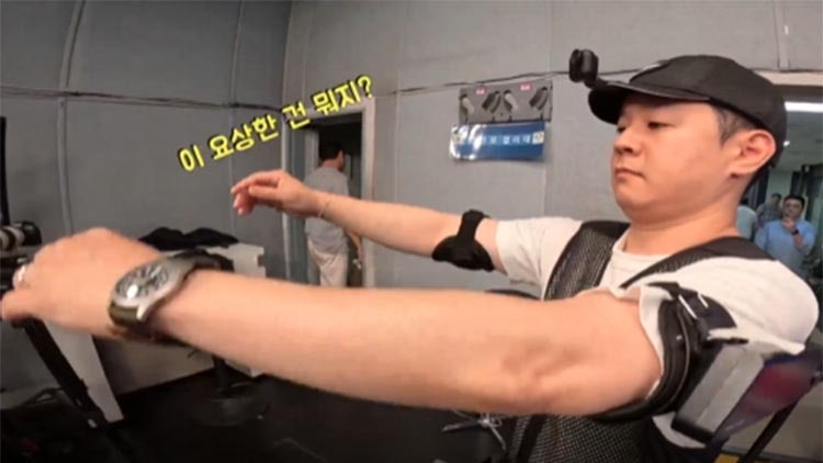 [티조테크] '로봇팔' 달고 7kg 장비 옮기니…"어, 누가 내 팔을 올려주나?"