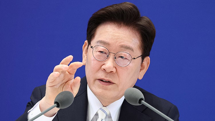 이 대통령 지지율 4주째 하락…정당 지지율 역전 국힘 44.3%·민주 38.0%