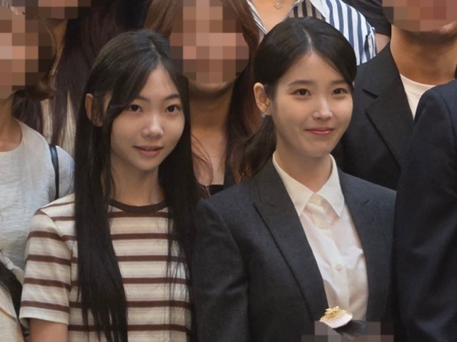 아이유 '21세기 대군부인' 후 첫 근황 포착…경호원 결혼식서 축가 열창