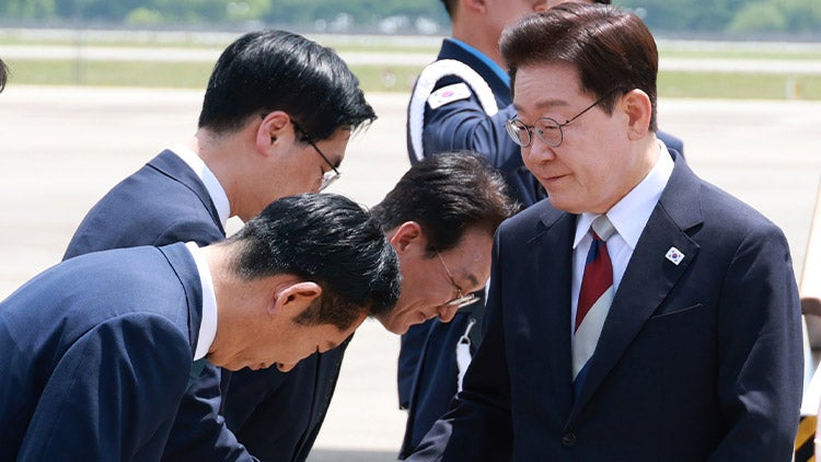 '패싱 논란' 정청래, 李 두손 잡고 '90도' 인사…의총선 "흔들리고 젖으며 사는 게 인생"