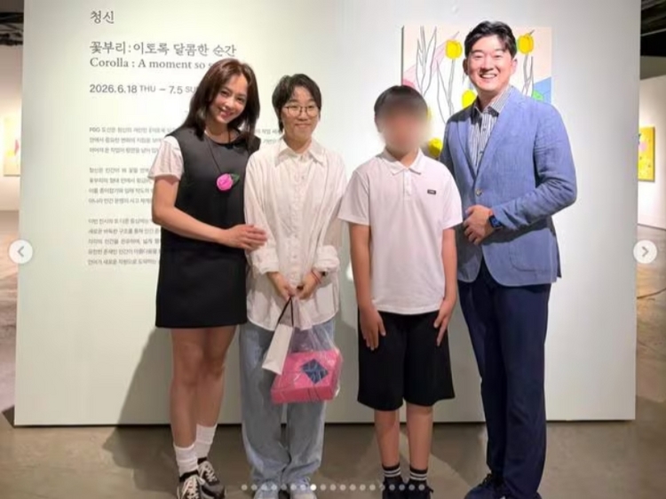 <b>강성연</b>, <b>재혼</b> 후 행복한 일상 공개…<b>남편</b>·아들과 전시회 나들이