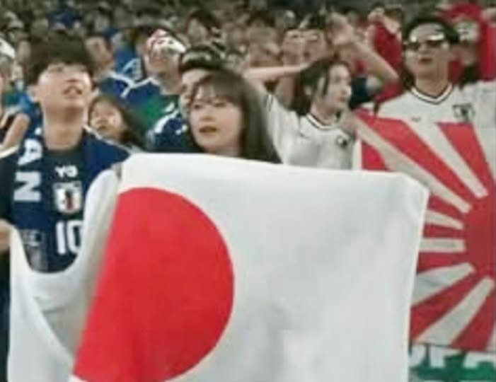 FIFA도 금지하는데…日응원단, <b>월드컵</b> 1000번째 경기서 <b>욱일기</b> 펼쳐