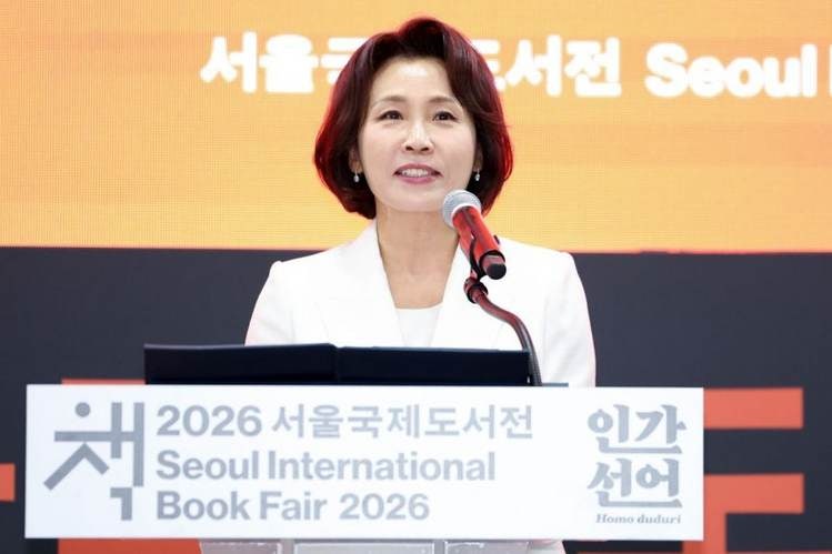 김혜경 여사, 서울국제도서전 참석…문 전 대통령 책 구매