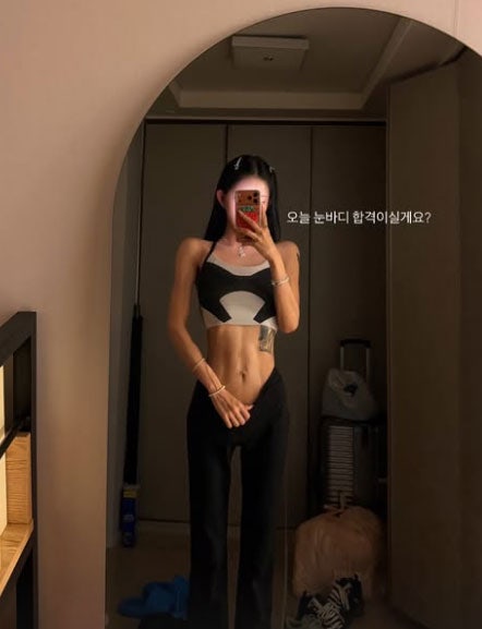 故최진실 딸 최준희 '41㎏' 뼈말라 보디라인…'직각 어깨에 복근' 공개