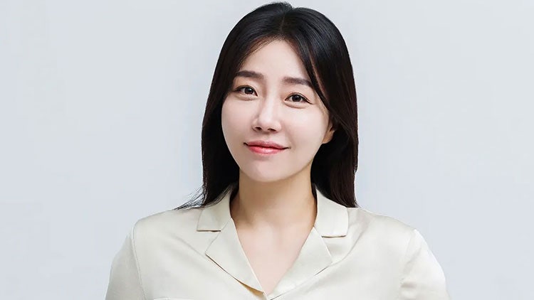 '개콘' <b>박은영</b>, '참교육' 작가가 써준 청첩장 들고 결혼…사회는 '낄낄...