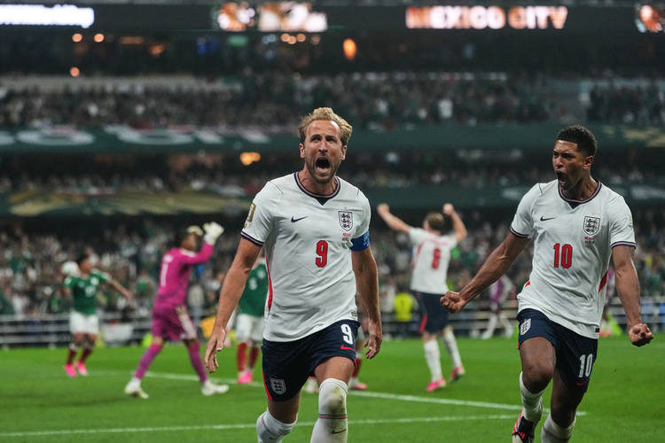 퇴장 악재 극복한 잉글랜드, 3-2로 멕시코 꺾고 16강행