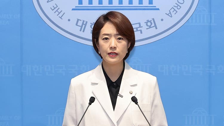 <b>고민정</b>, <b>당대표 출마</b>선언 "낙인찍기 거둬야…젊은 민주당 만들 것"