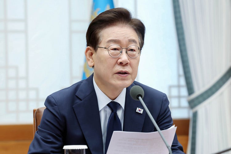 이 대통령 지지율 43.8% 데드크로스…2030·중도층 부정평가 우세