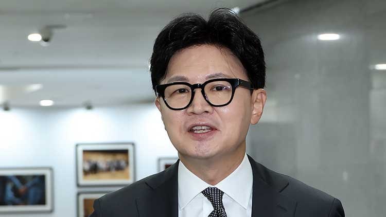 한동훈 "안규백, 혹시 탈영보다 더 심한 내용 있나…李 대통령은 알 것"