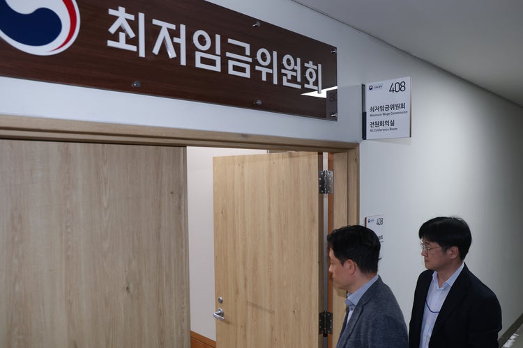 <b>내년 최저임금</b> 시간당 1만700원…올해보다 3.7% <b>인상</b>